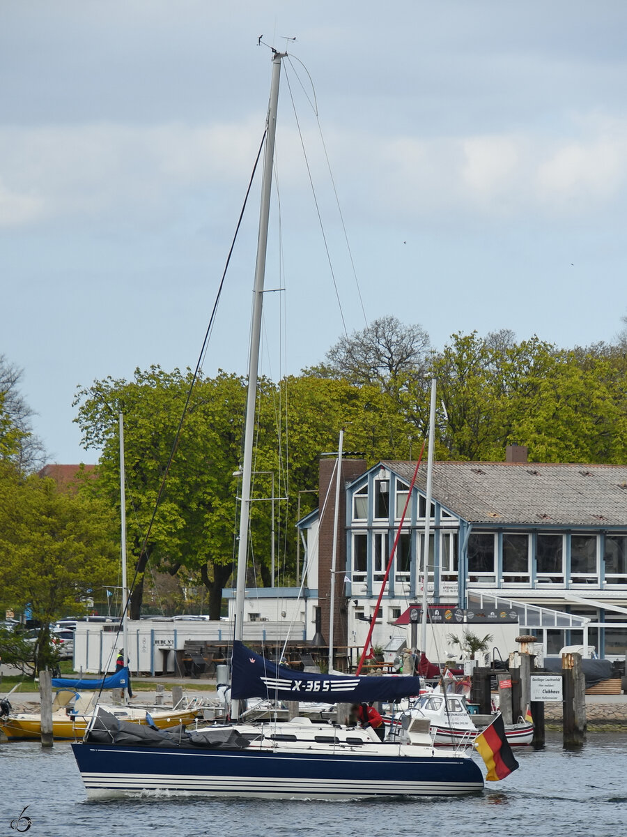 Im Bild eines der vielen Segelboote, welche im Mai 2023 in Travemünde unterwegs waren.