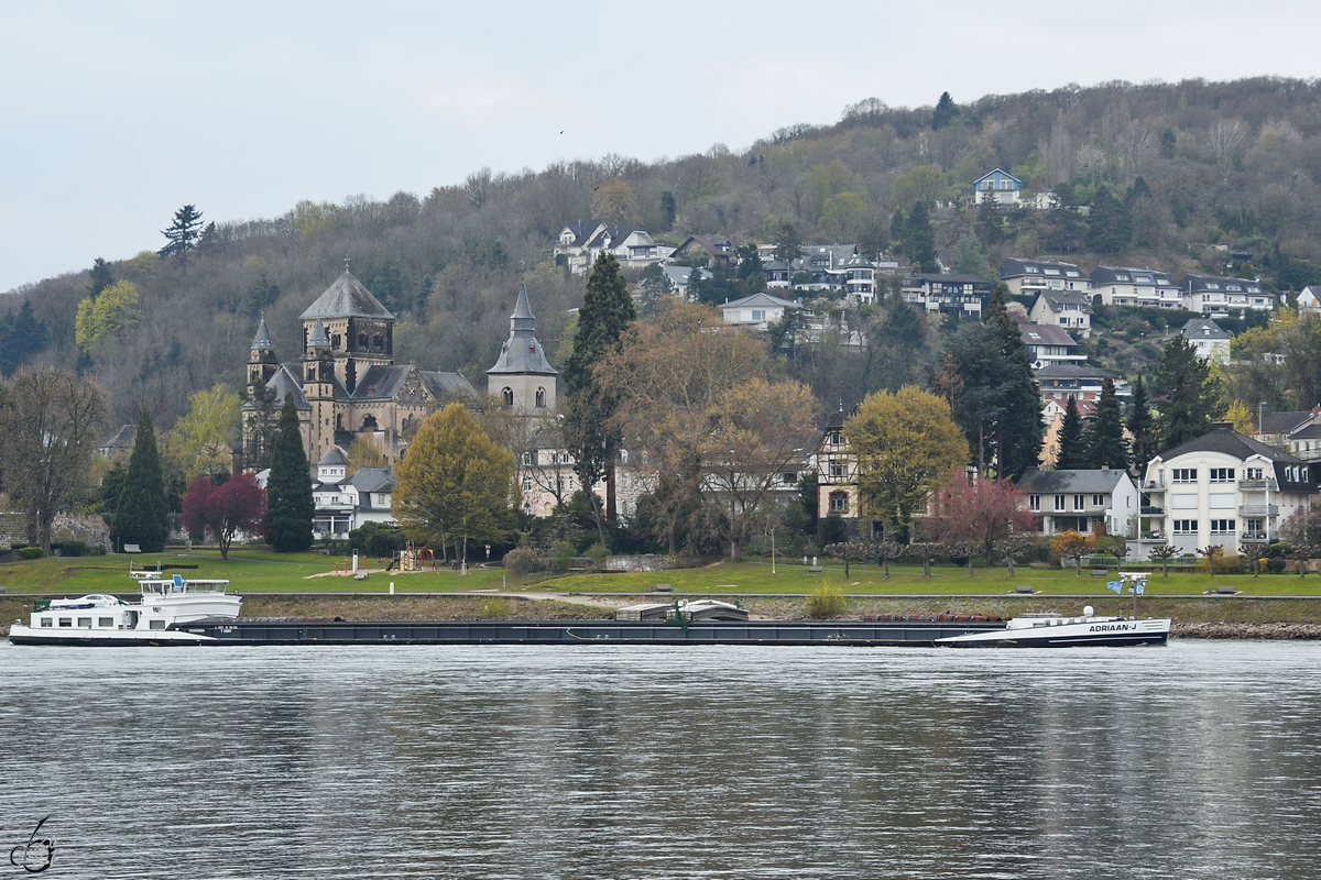 Im Bild das Gütermotorschiff ADRIAAN-J (ENI: 02322824), welches hier Anfang April 2021 auf dem Rhein Remagen passiert.