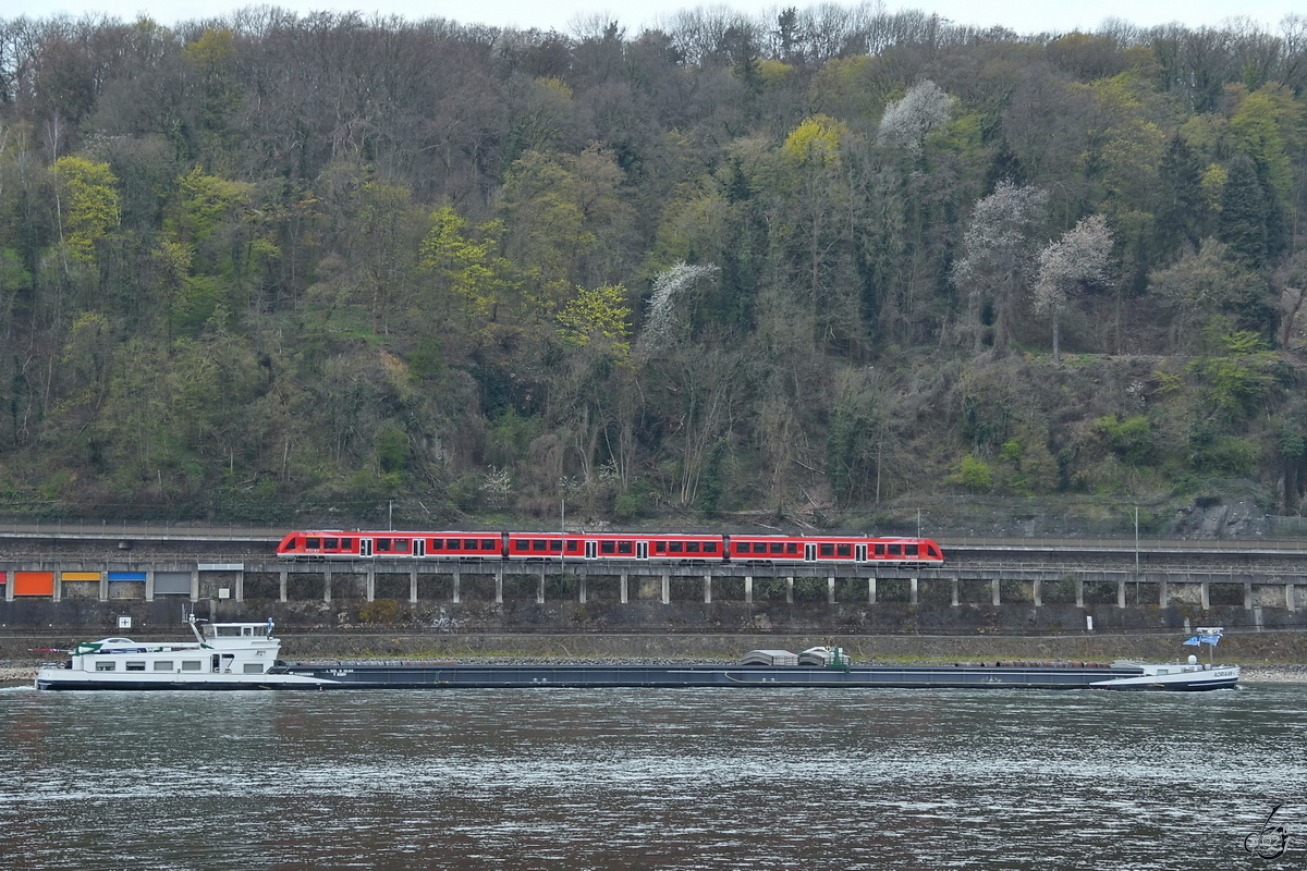 Im Bild das Gütermotorschiff ADRIAAN-J (ENI: 02322824), welches hier Anfang April 2021 auf dem Rhein unterwegs ist.