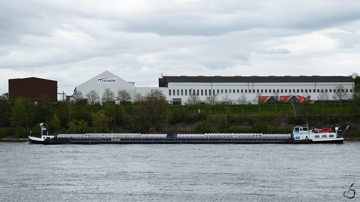 Im Bild das Gütermotorschiff BON VOYAGE (ENI: 02301455), welches Anfang Mai 2021 auf dem Rhein unterwegs war.