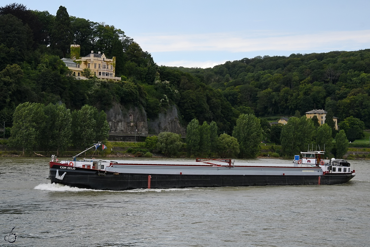 Im Bild das Gütermotorschiff CON ZELO (ENI: 02315789). (Remagen, Mai 2021)