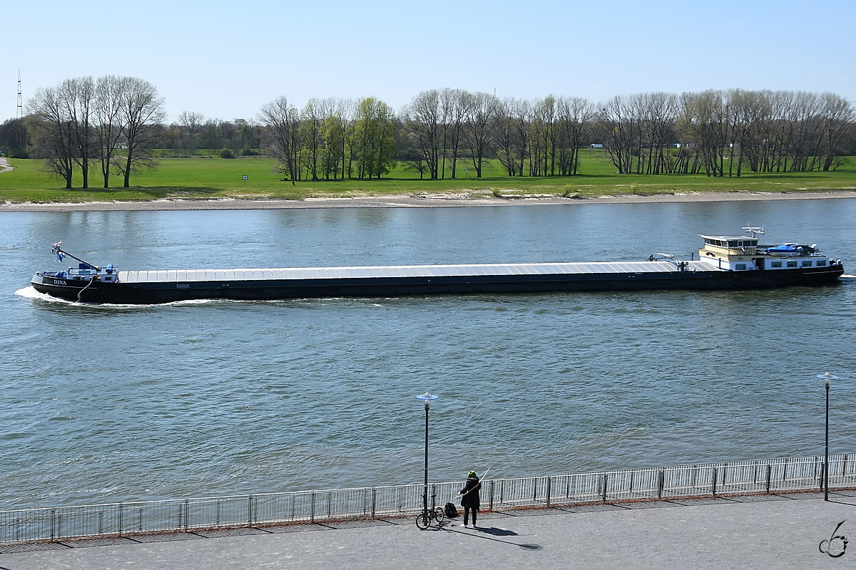 Im Bild das Gütermotorschiff DINA (ENI: 02325325). (Duisburg, April 2021)