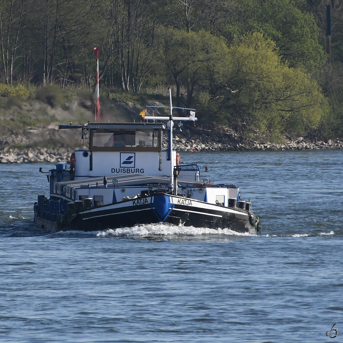 Im Bild das Gütermotorschiff Katja (ENI: 04007960), welches Mitte April 2021 auf dem Rhein unterwegs war. 