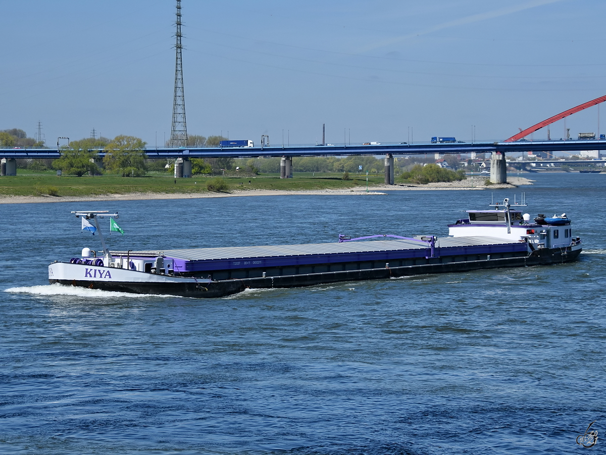 Im Bild das Gütermotorschiff KIYA (ENI: 06002111). (Duisburg, April 2021)