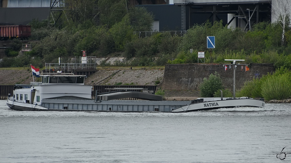 Im Bild das Gütermotorschiff MATHIA (ENI: 02203956). (Duisburg, April 2021)