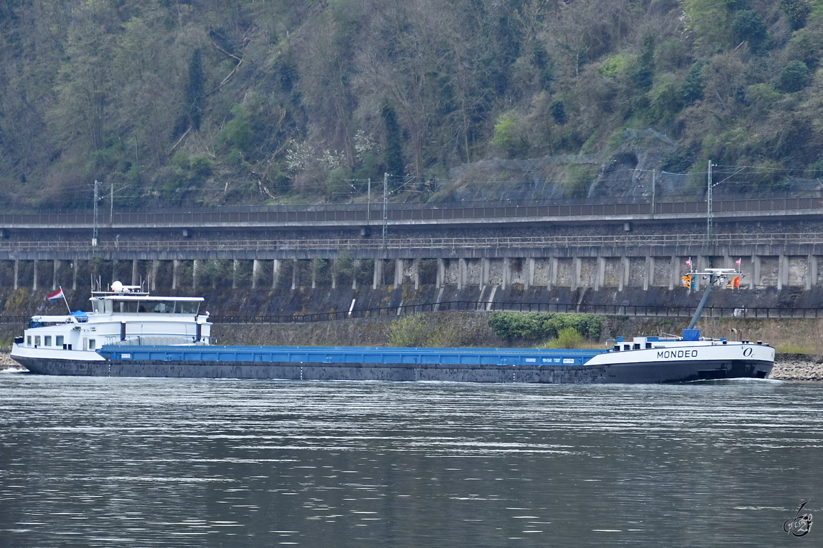 Im Bild das Gütermotorschiff MONDEO (ENI: 02328092). (Unkel, April 2021)