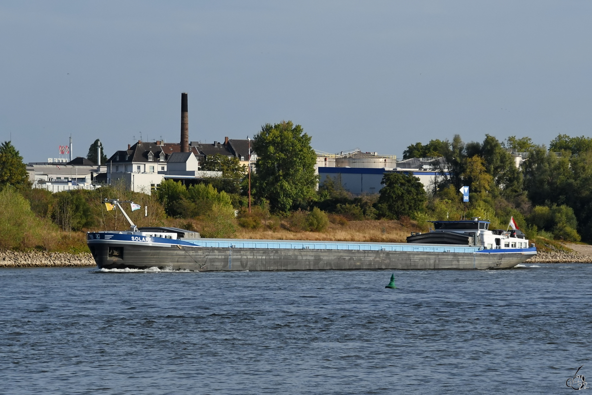 Im Bild das Gütermotorschiff SOLARE (ENI: 02331449), welches im August 2022 auf dem Rhein bei Duisburg unterwegs war.