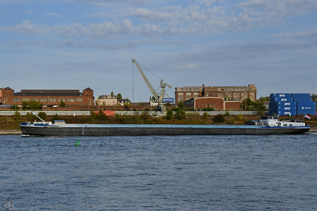 Im Bild das Gütermotorschiff SOLARE (ENI: 02331449), welches im August 2022 auf dem Rhein bei Duisburg unterwegs war.