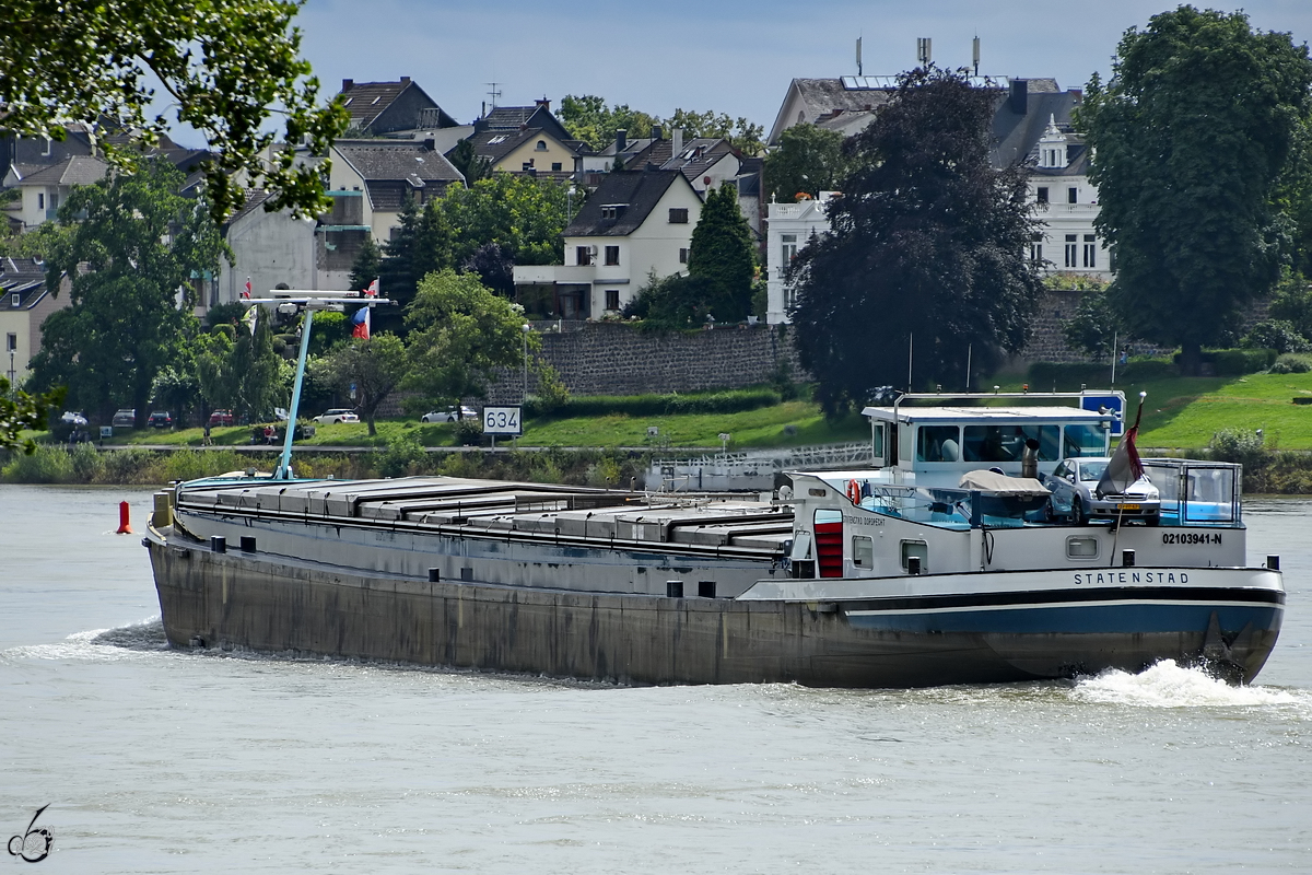 Im Bild das Gütermotorschiff STATENSTAD (ENI: 02103941). (Remagen, Mai 2021)