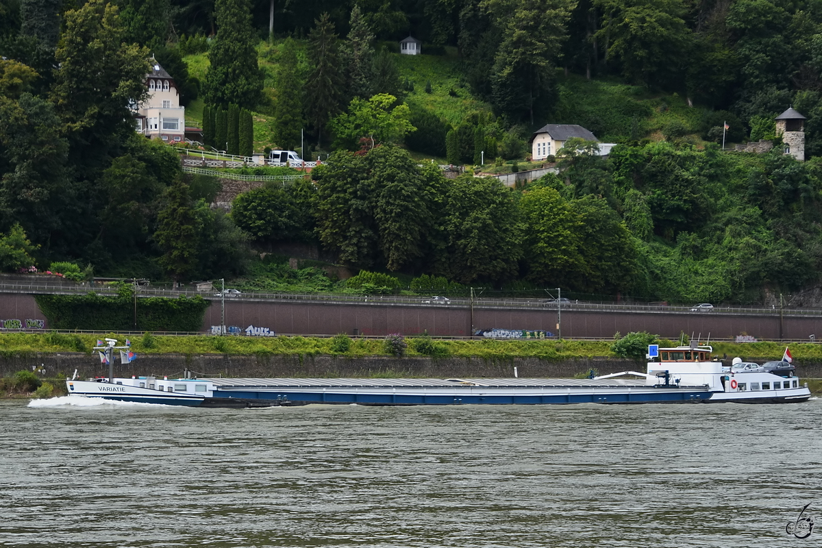 Im Bild das Gütermotorschiff VARIATIE (ENI: 03110605), welches Anfang August 2021 auf dem Rhein bei Remagen unterwegs war.