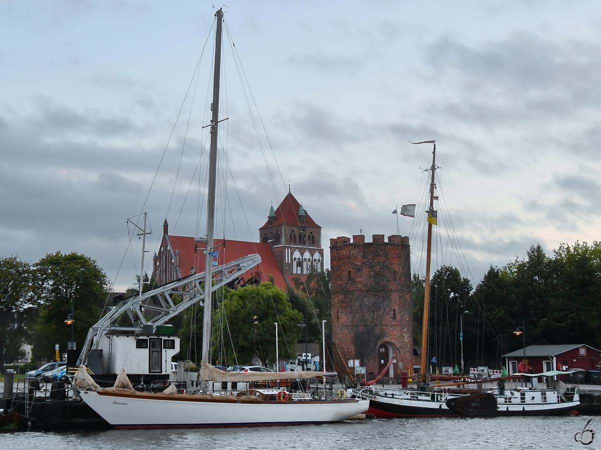 Im Bild eine klassische Segelyacht mit den Namen SHELMALIER OF ANGLESEY aus dem Jahr 1965. (Greifswald, August 2021)