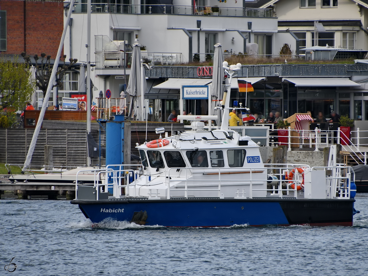 Im Bild das Polizeiboot HABICHT der WSP Schleswig-Holstein, welches Anfang Mai 2023 in Travemünde unterwegs war.