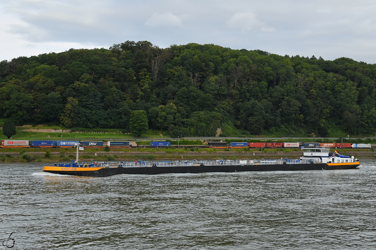 Im Bild das Tankmotorschiff ADRIAN (ENI: 04808730). (Remagen, Mai 2021)