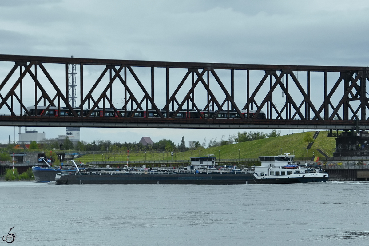 Im Bild das Tankmotorschiff CYRANO (ENI: 06105189), welches Anfang Mai 2021 auf dem Rhein bei Duisburg unterwegs war.