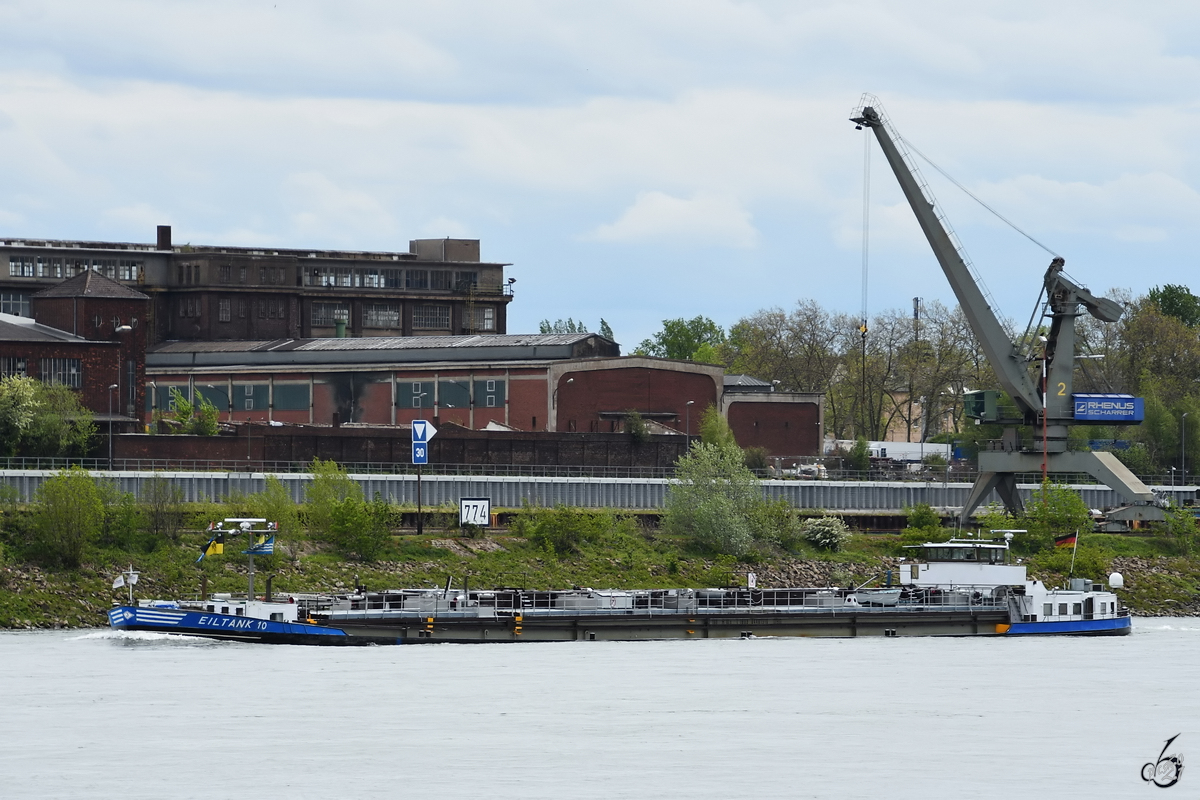 Im Bild das Tankmotorschiff EILTANK 10 (ENI: 04401310), welches Anfang Mai 2021 auf dem Rhein bei Duisburg unterwegs war.