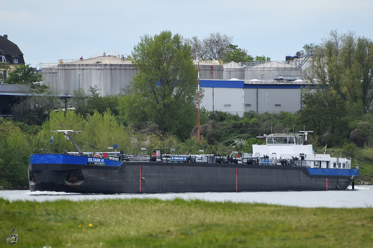 Im Bild das Tankmotorschiff EILTANK 41 (ENI: 05501930), welches Anfang Mai 2021 auf dem Rhein bei Duisburg unterwegs war.