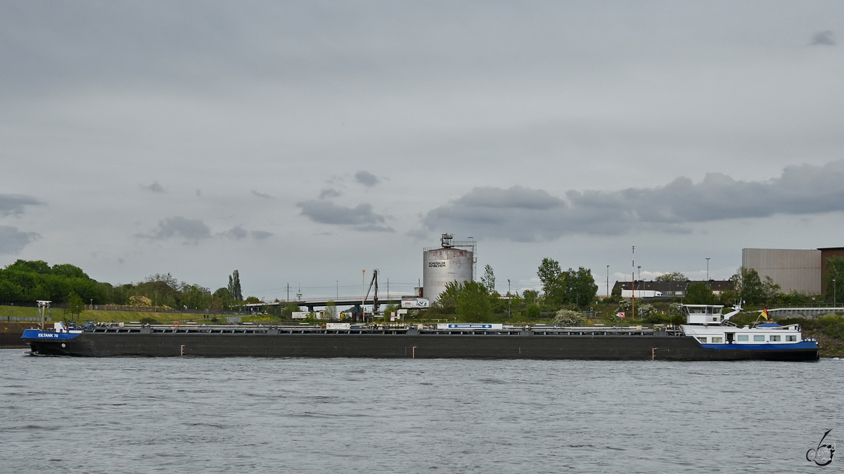 Im Bild das Tankmotorschiff EILTANK 70 (ENI: 02326791), welches Anfang Mai 2021 auf dem Rhein bei Duisburg unterwegs war.