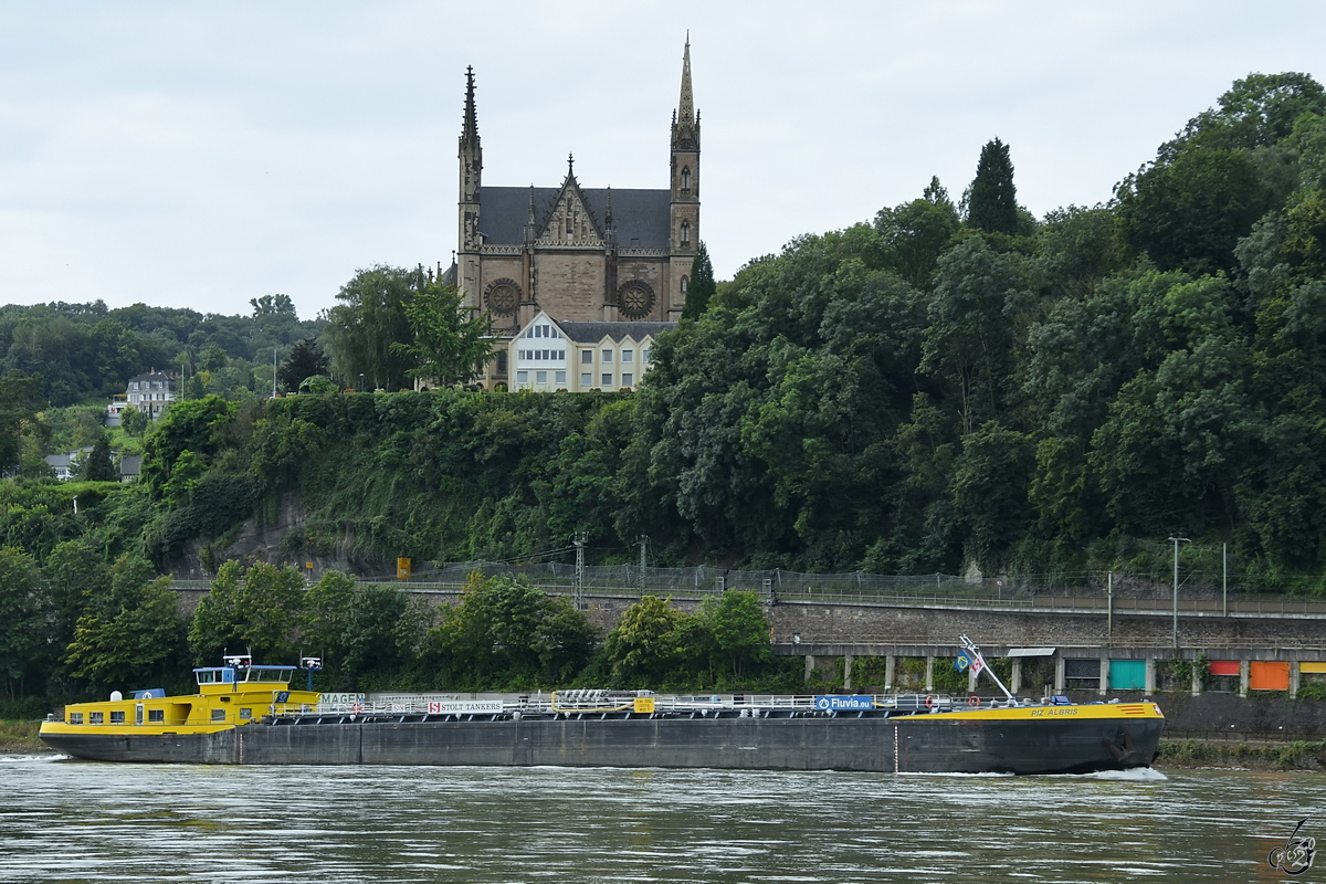 Im Bild das Tankmotorschiff PIZ ALBRIS (ENI: 07001823), welches Anfang August 2021 auf dem Rhein bei Remagen unterwegs war.