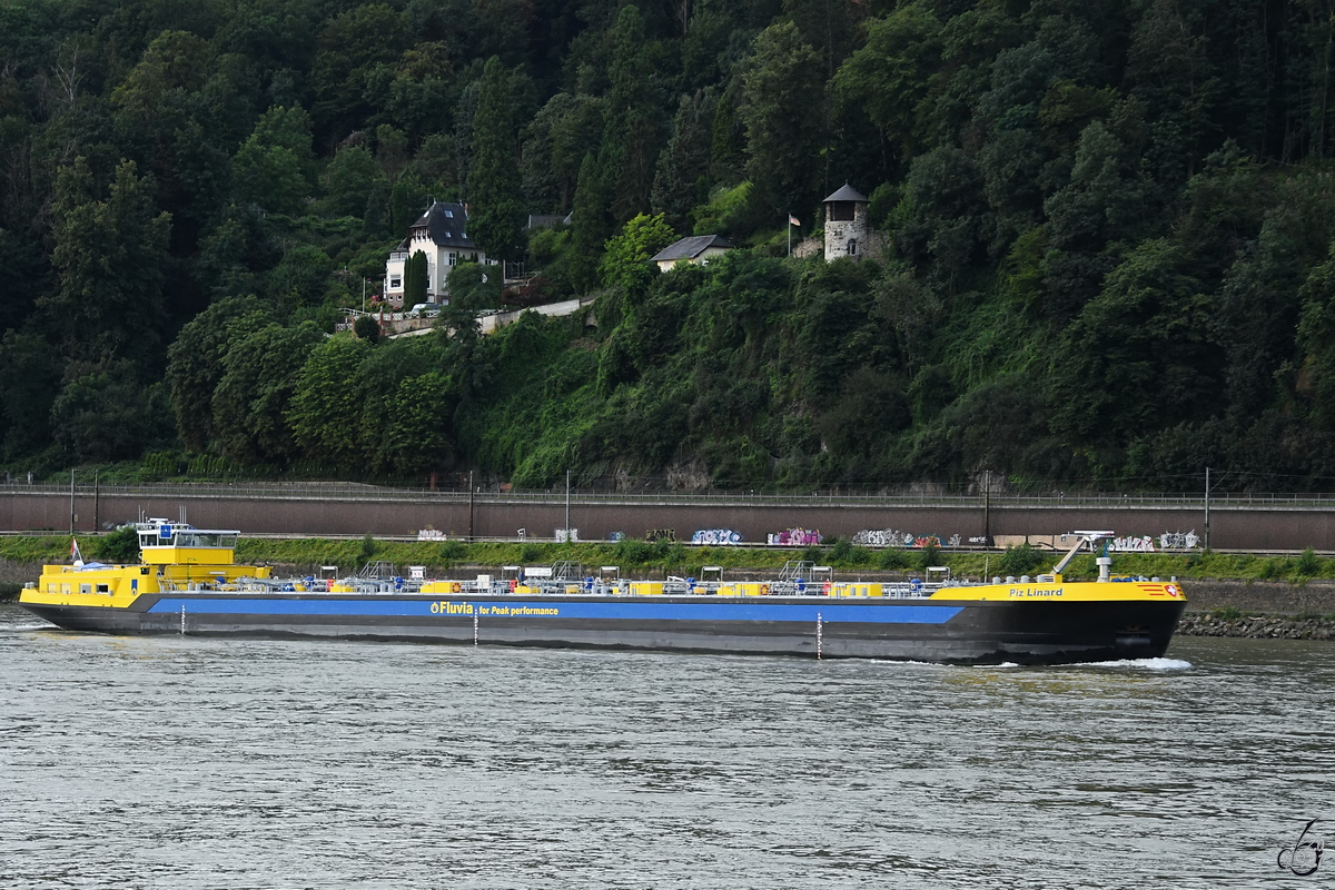 Im Bild das Tankmotorschiff PIZ LINARD (ENI: 02338479), welches Anfang August 2021 auf dem Rhein bei Remagen unterwegs war.