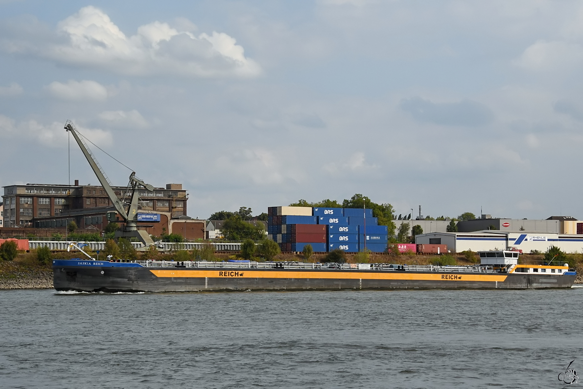 Im Bild das Tankmotorschiff SASKIA REICH (ENI: 04801300), welches im August 2022 auf dem Rhein bei Duisburg unterwegs war.