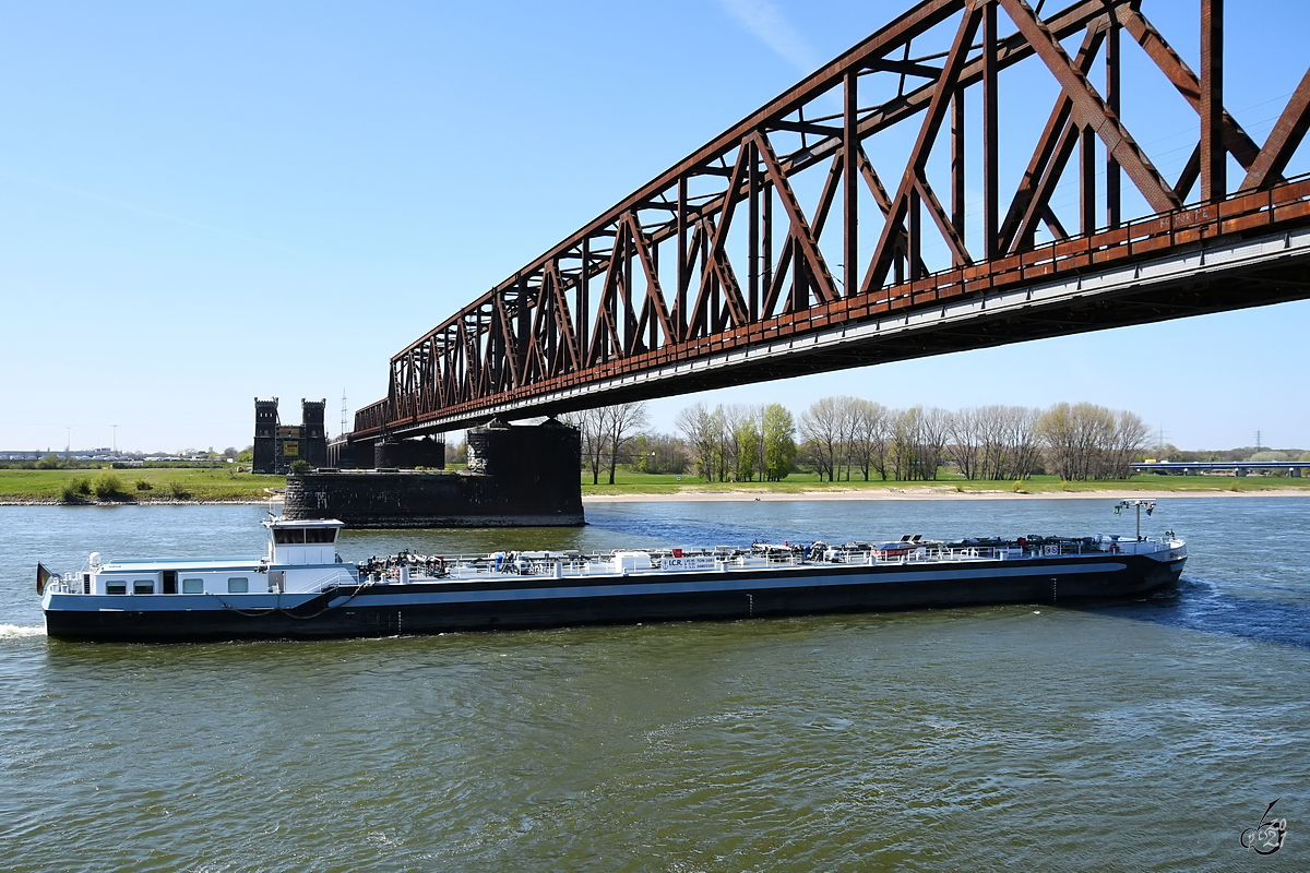 Im Bild das Tankmotorschiff SHANE V (ENI: 04805500). (Duisburg, April 2021)