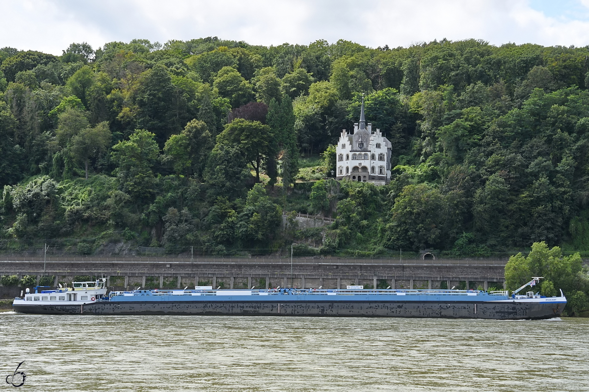 Im Bild das Tankmotorschiff STARLIGHT (ENI: 07001732), welches Anfang August 2021 auf dem Rhein bei Remagen unterwegs war.