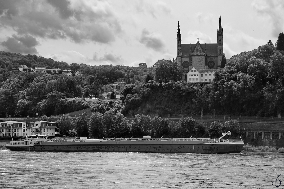 Im Bild das Tankmotorschiff STARLIGHT (ENI: 07001732), welches Anfang August 2021 auf dem Rhein bei Remagen unterwegs war.