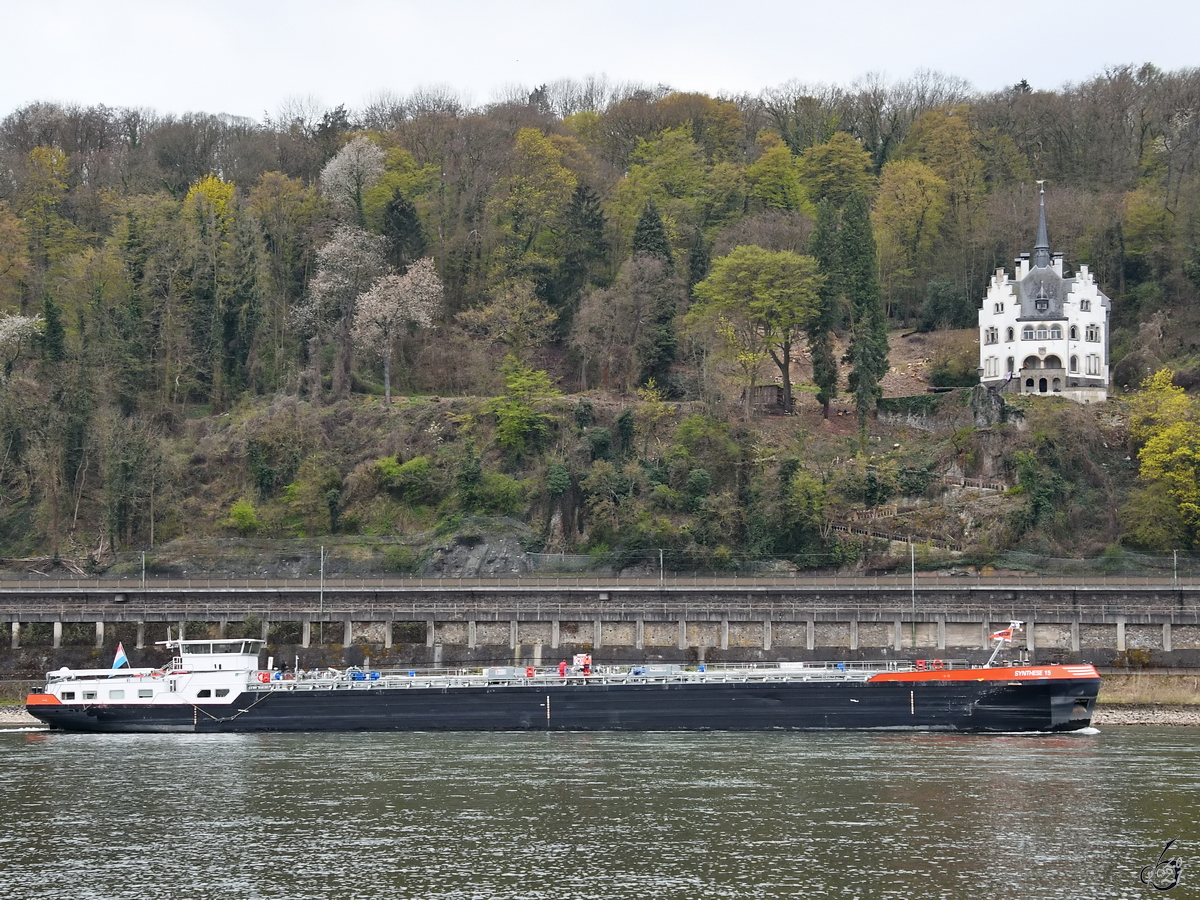 Im Bild das Tankmotorschiff SYNTHESE 15 (ENI: 02329557), welches Anfang April 2021 auf dem Rhein unterwegs war.