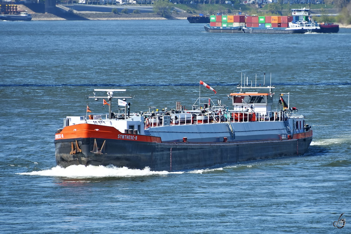 Im Bild das Tankmotorschiff SYNTHESE-8 (ENI: 04008580). (Duisburg, April 2021)