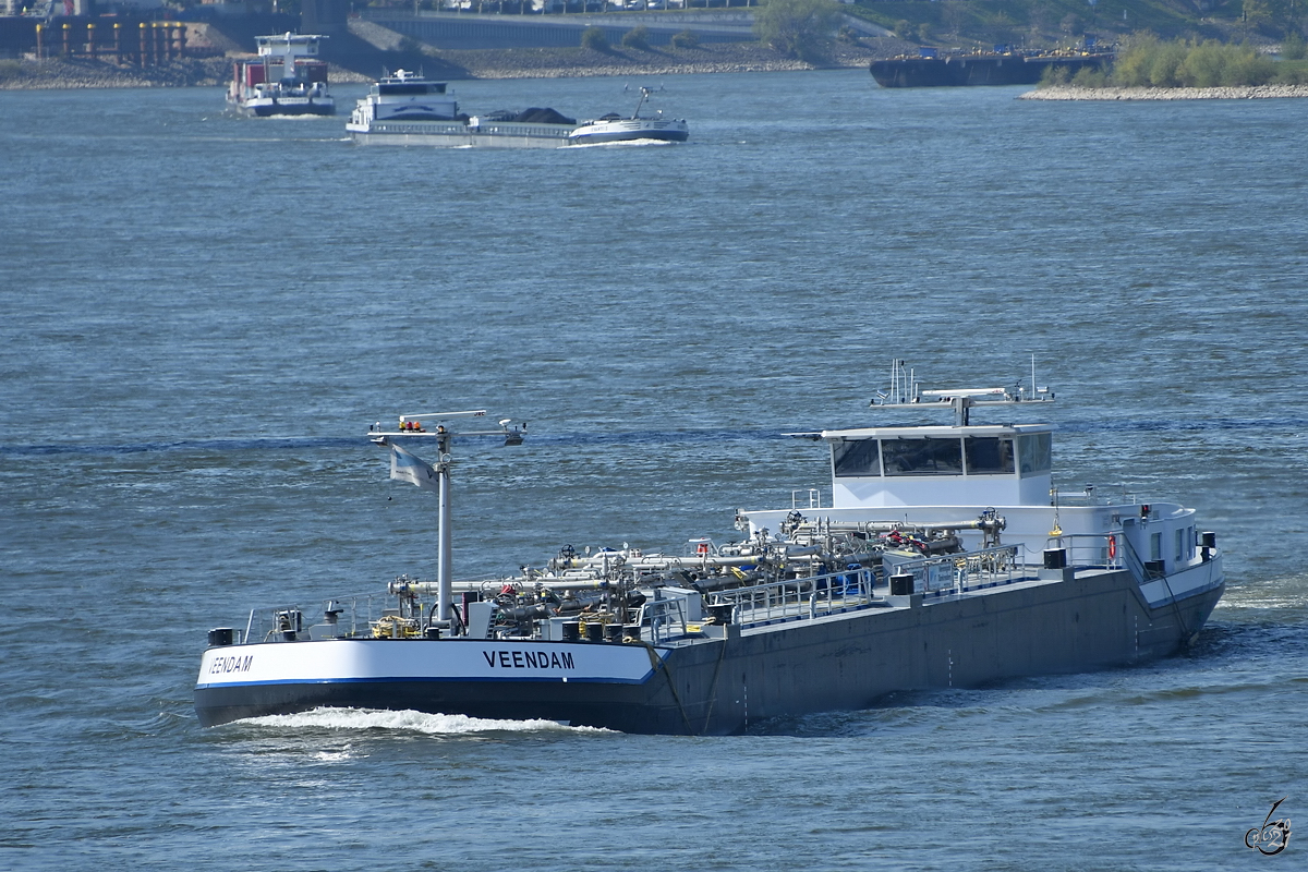 Im Bild das Tankmotorschiff VEEDAM (ENI: 02327026). (Duisburg, April 2021)