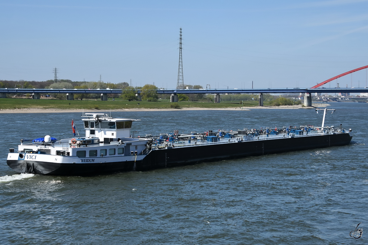 Im Bild das Tankmotorschiff VICI (ENI: 02332462), welches Mitte April 2021 auf dem Rhein unterwegs war.