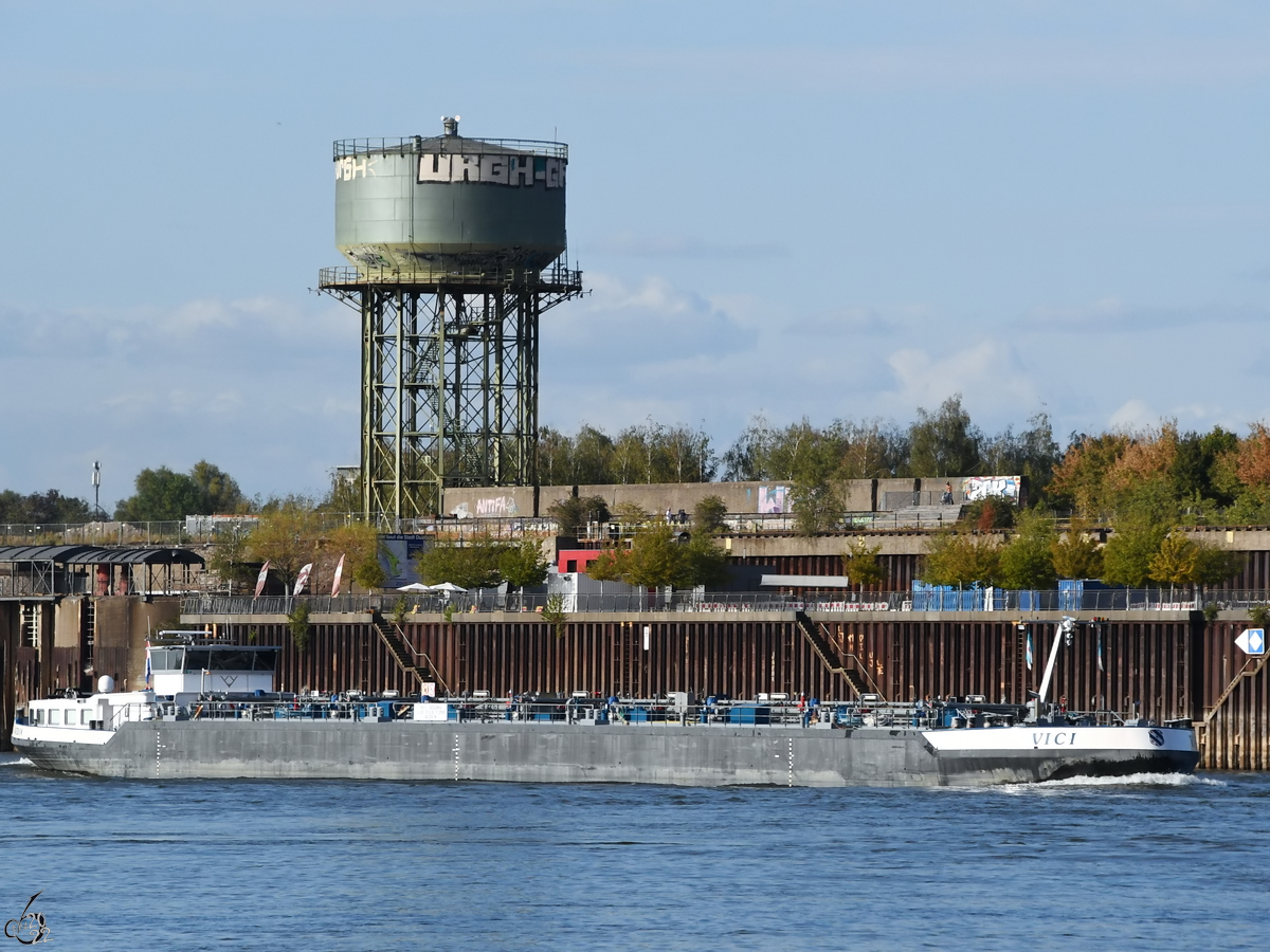Im Bild das Tankmotorschiff VICI (ENI: 02332462), welches im August 2022 auf dem Rhein bei Duisburg zu sehen war.