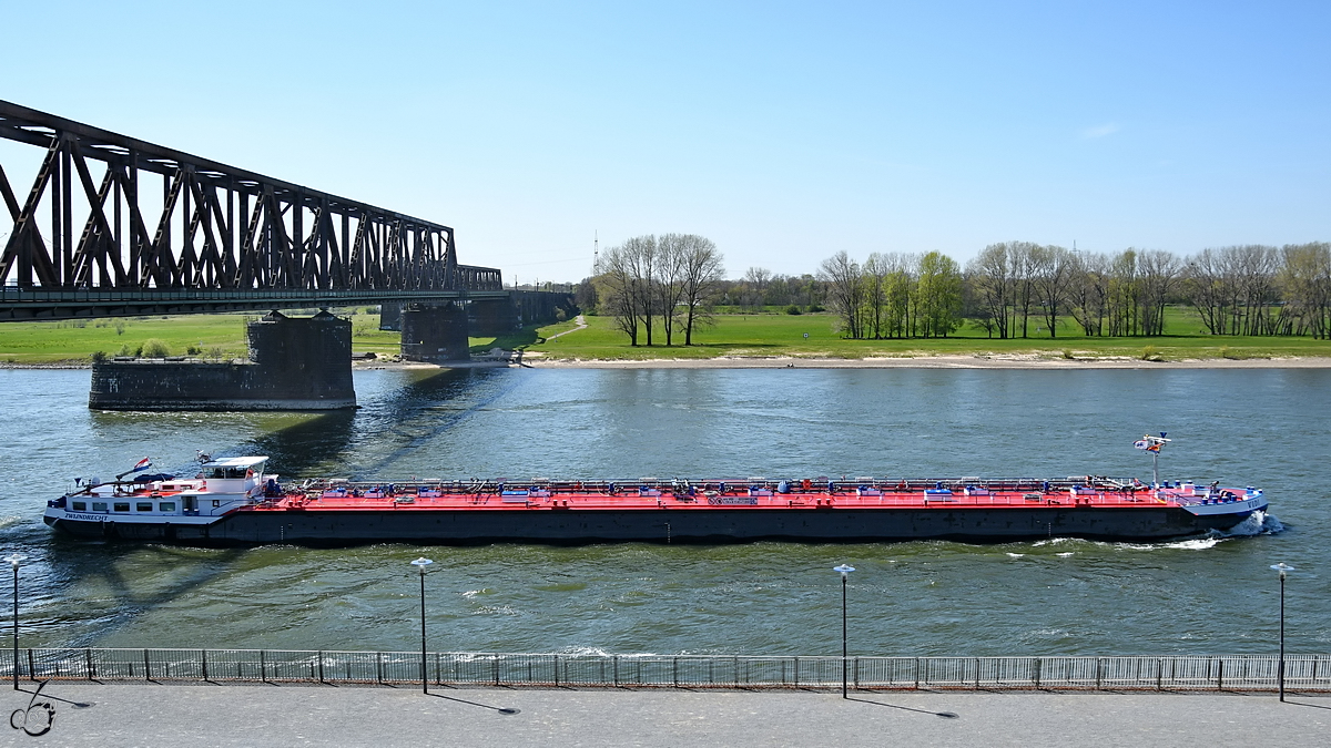 Im Bild das Tankmotorschiff VIDI (ENI: 02331965). (Duisburg, April 2021)