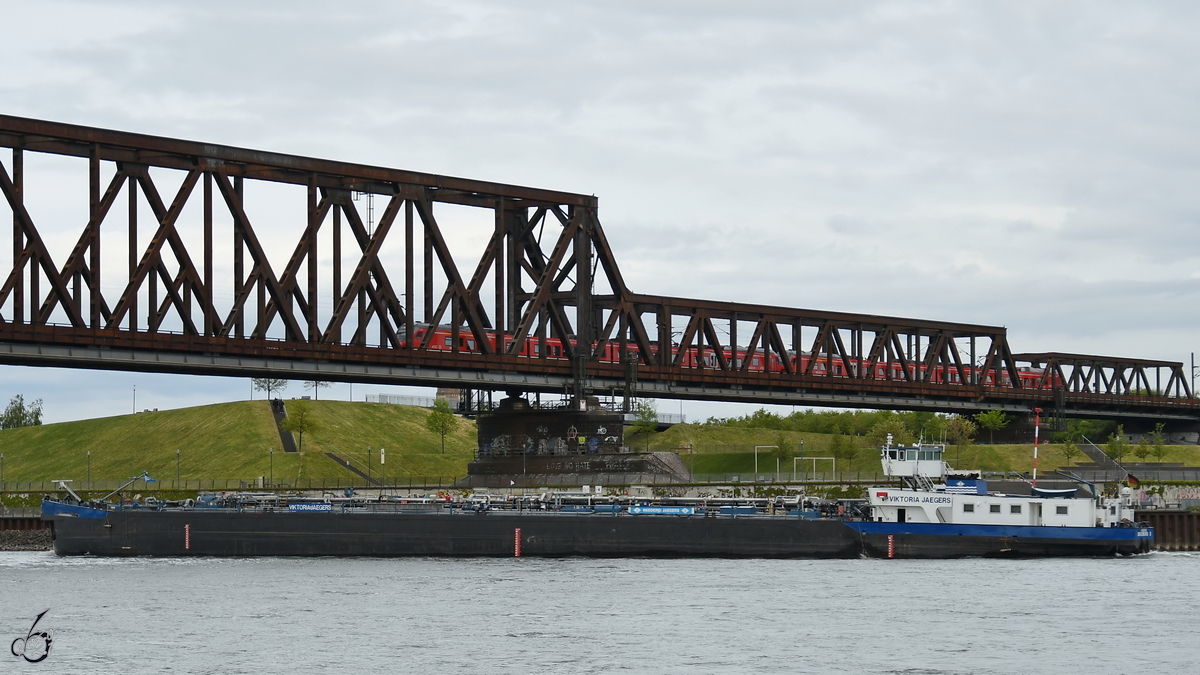 Im Bild das Tankmotorschiff VIKTORIA JAEGERS (ENI: 04502540), welches Anfang Mai 2021 auf dem Rhein bei Duisburg unterwegs war.