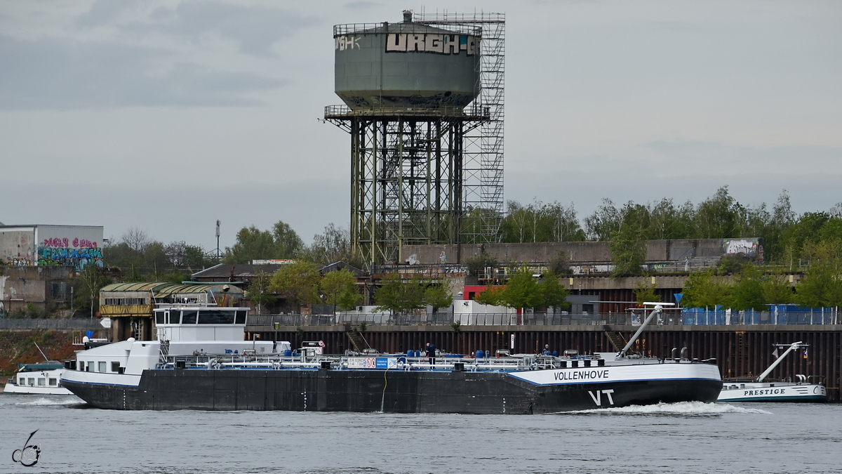 Im Bild das Tankmotorschiff VOLLENHOVE (ENI: 02326922), welches Anfang Mai 2021 auf dem Rhein bei Duisburg unterwegs war.