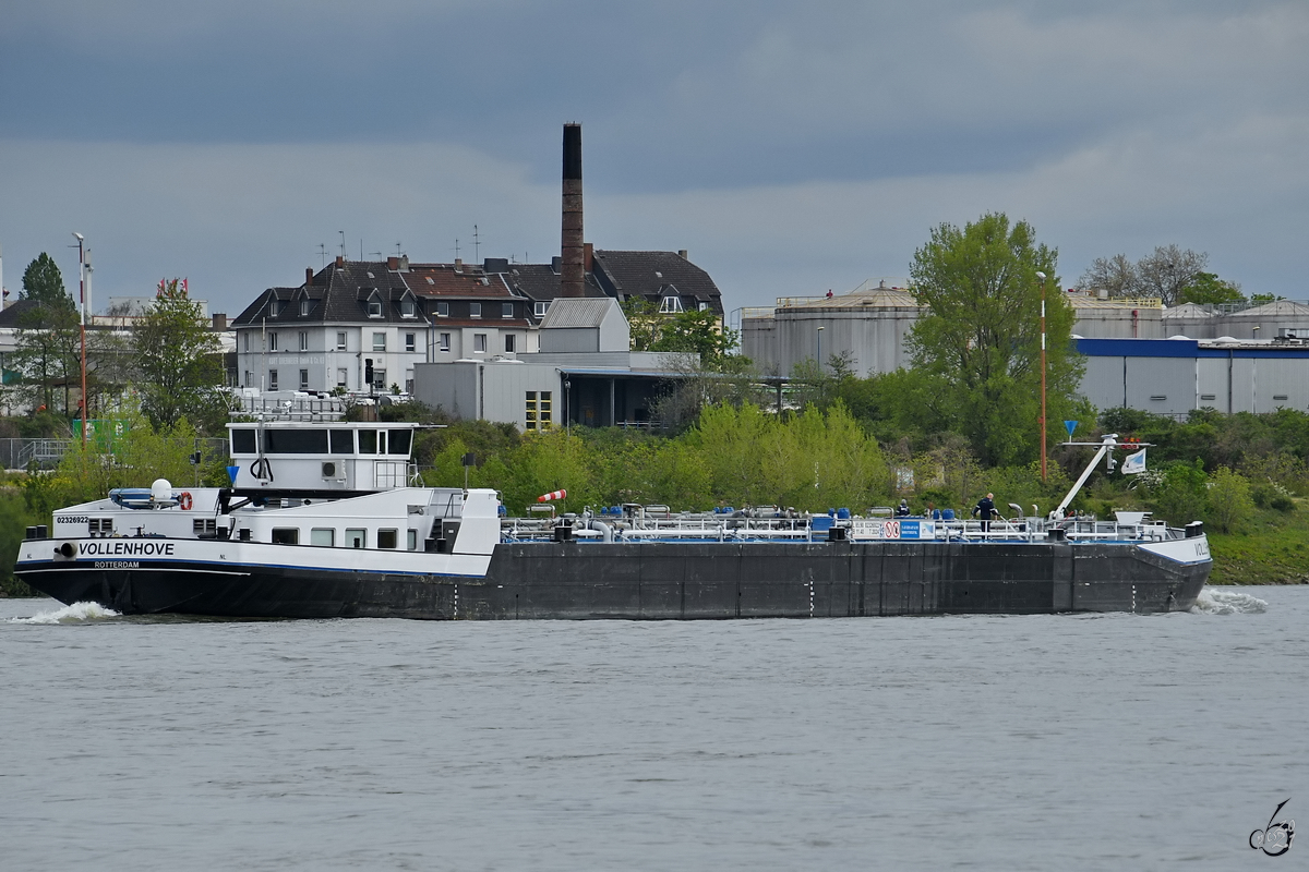 Im Bild das Tankmotorschiff VOLLENHOVE (ENI: 02326922), welches Anfang Mai 2021 auf dem Rhein bei Duisburg unterwegs war.