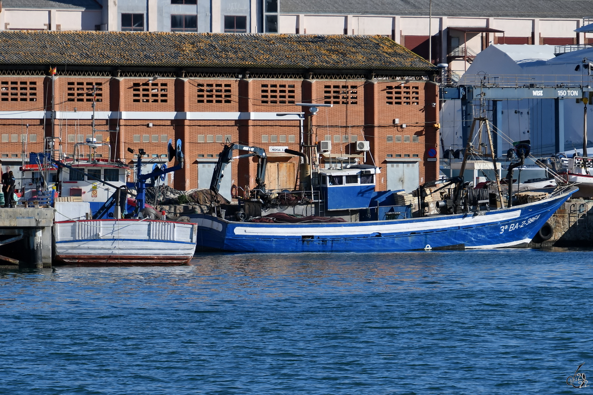 Im Bild zwei Fischereischiffe (3BA-Z-3964 & ?), welche Anfang November 2022 im Stadthafen von Barcelona anzutreffen waren.