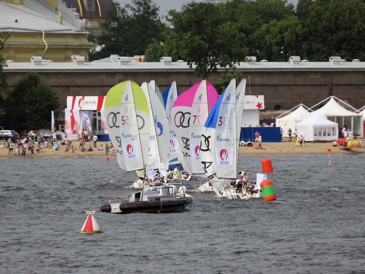 Im dichten Pulk - Segelbootschule am Strand vor der Peter-und-Paul-Festung in St. Petersburg, 12.8.17