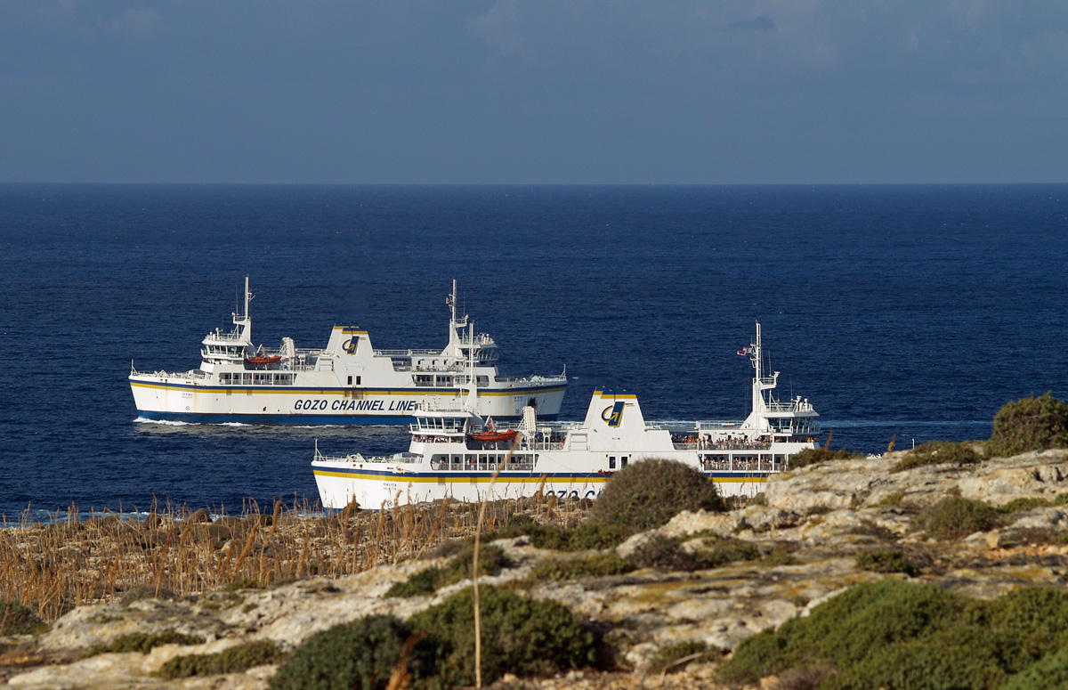 Im Gozo-Kanal zwischen Malta und Gozo begegnen sich am 08.10.2007 die beiden Fährschiffe Ta’Pinu (IMO 9176307) und Malita (IMO 9176321) auf der Höhe der kleinen Insel Comino. Solche Begegnungen sind aufgrund des dichtn Verkehrs nicht selten, gut zu beobachten sind sie nur von Comino oder einem Boot.