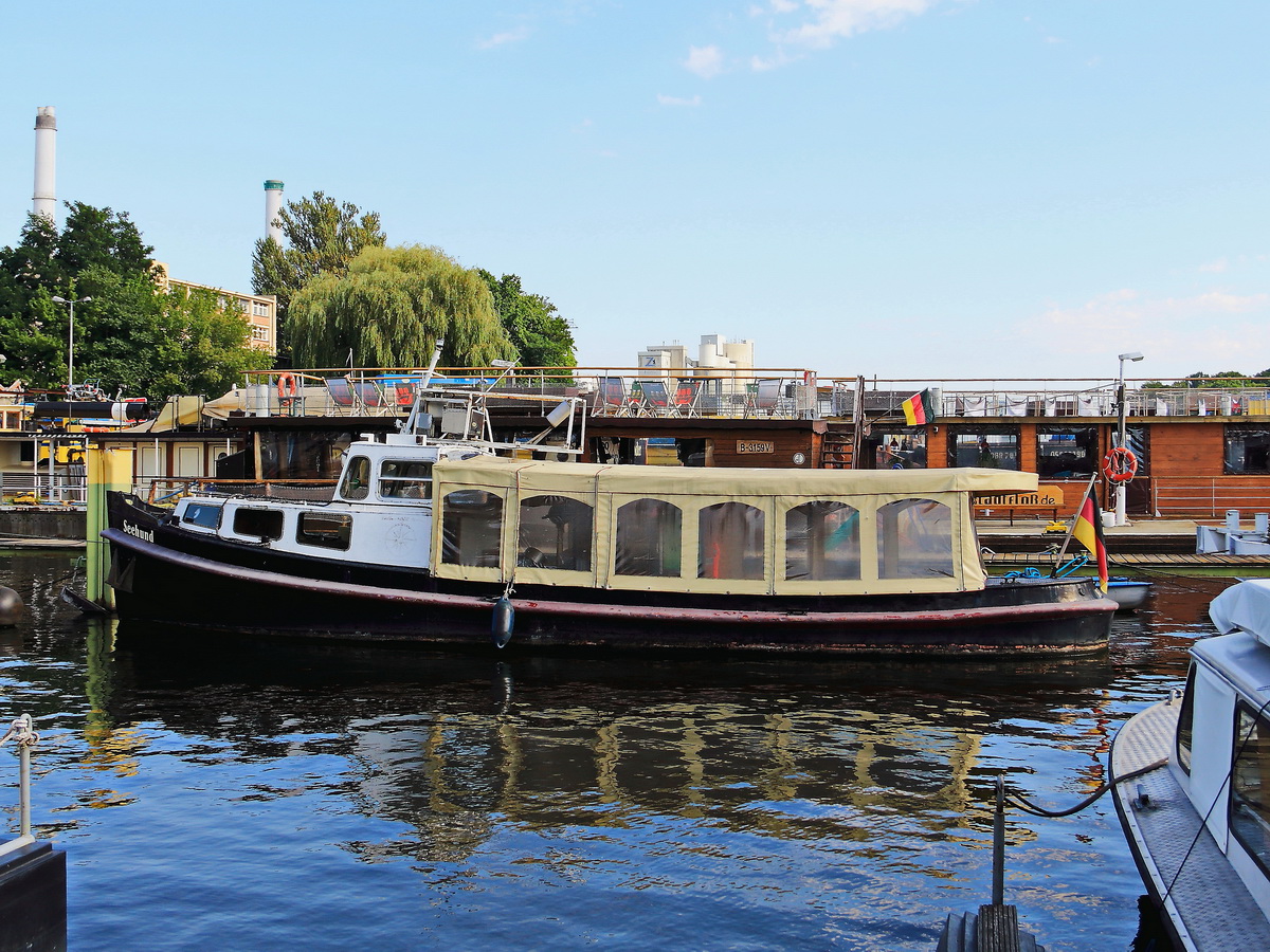 Im Hafen am Rummelsburger See  (Berlin Lichtenberg) wurde das Fahrgastschiff  Seehund  (ex Sandtor) am 15. August 2019 gesehen. 
