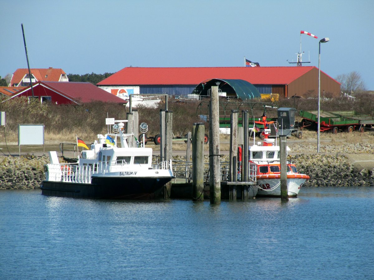 Im Hafen von Baltrum lagen am 01.04.2018 die Passagierfähre Baltrum IV (15,44 x 4,1m) und das Seenotrettungsboot Elli Hoffmann-Röser (9,41/10,10 x 3,61m) . 