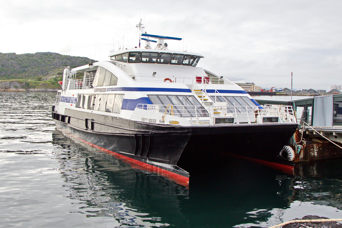 Im Hafen von Bodø ist das Fahrgastschiff Fjordprinsessen  am 24. Juni 2022 am Abend zu sehen.
