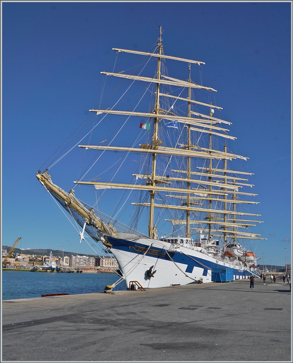 Im Hafen von Civitavecchia steht die Royal Clipper, eines der grüssten Segelschiffe und wartet auf die Abfahrt am späten Abend.

21. Sept. 2025