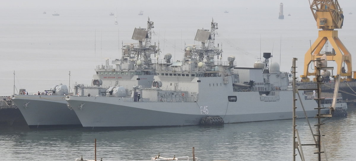 Im Hafen von Mumbai am 01.04.2014 habe ich die F45 der Talwar Klasse der indischen Kriegsmarine aufgenommen. Die INS Teg wurde 2012 in Dienst gestellt.