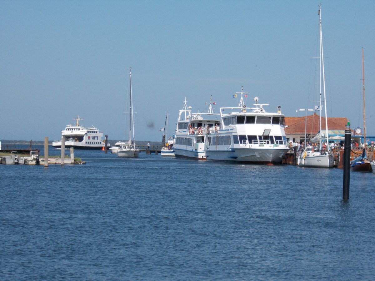 Im Hafen von Schaprode lagen,am 23.Juli 2014,mehre Fahrgastschiffe die von und in Richtung Hiddensee schipperten.