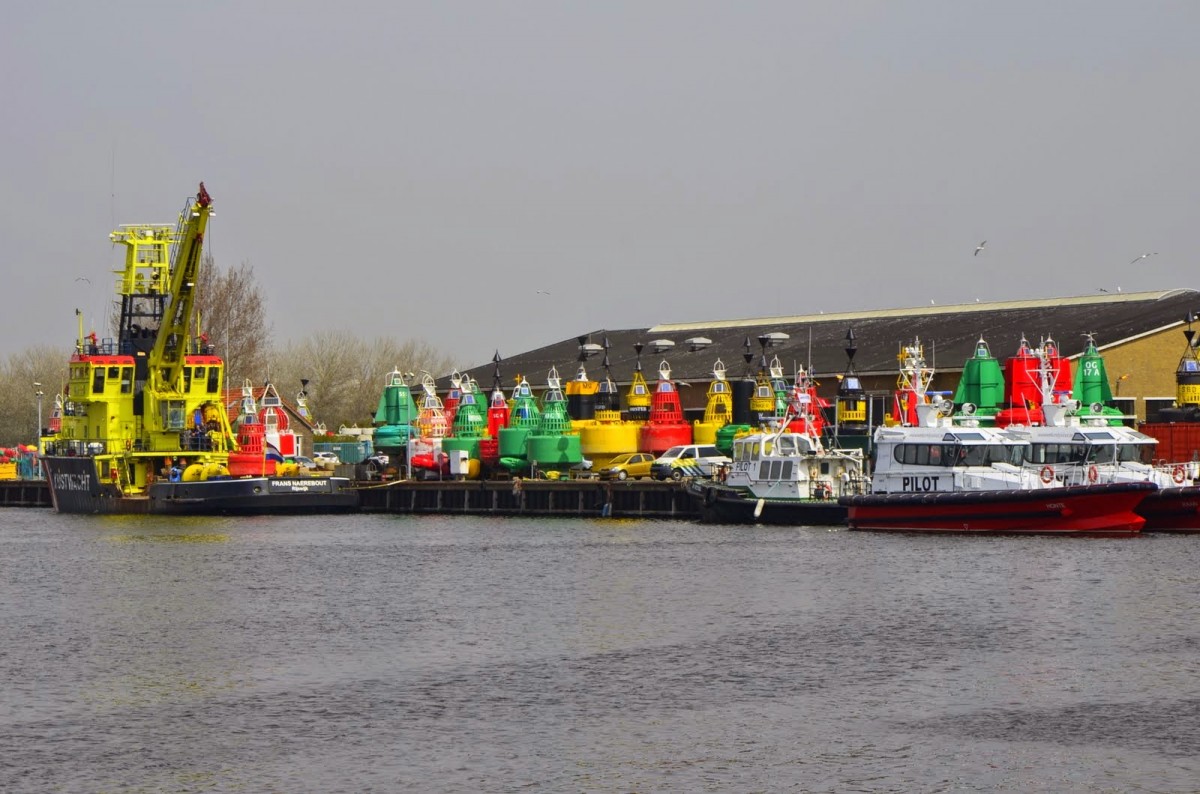 Im Hafen von Vlissingen warten viele Seezeichen auf ihren Einsatz, ebenso wie diverse Lotsenboote und Spezialschiffe. (23.04.2015) 