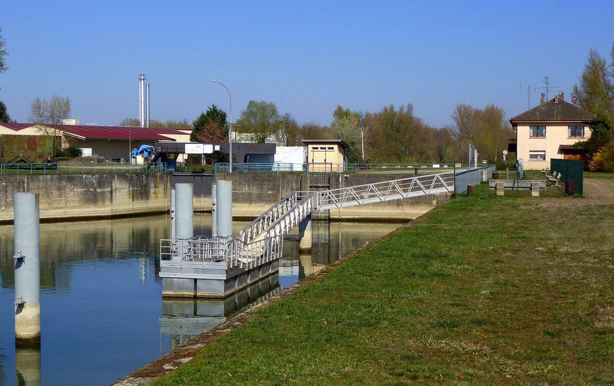 im Hafengebiet von Neu-Breisach (Neuf-Brisach) trennt diese Schleuse den Colmar-Kanal vom Rhein, Mrz 2017