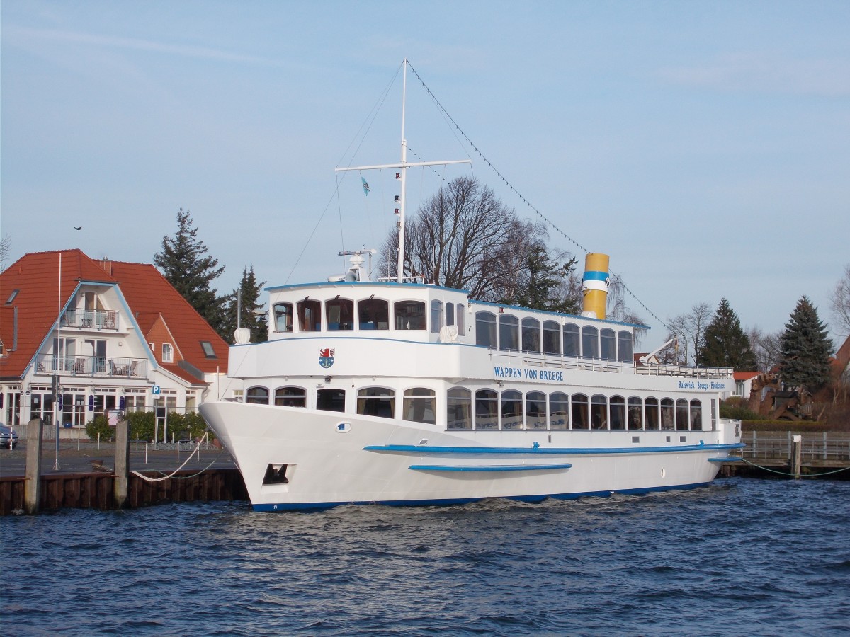 Im Heimathafen Breege lag das Fahrgastschiff  WAPPEN VON BREEGE  am 24.Dezember 2015.