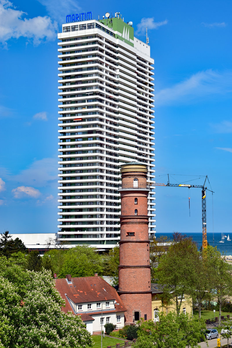 Im Hotel MARITIM, in 114 Metern Höhe, befindet sich seit 1974 das Orientierungsfeuer Lübeck-Travemünde. Aufnahme vom 14.05.2017.
Im Vordergrund der alte Leuchtturm von Lübeck-Travemünde.