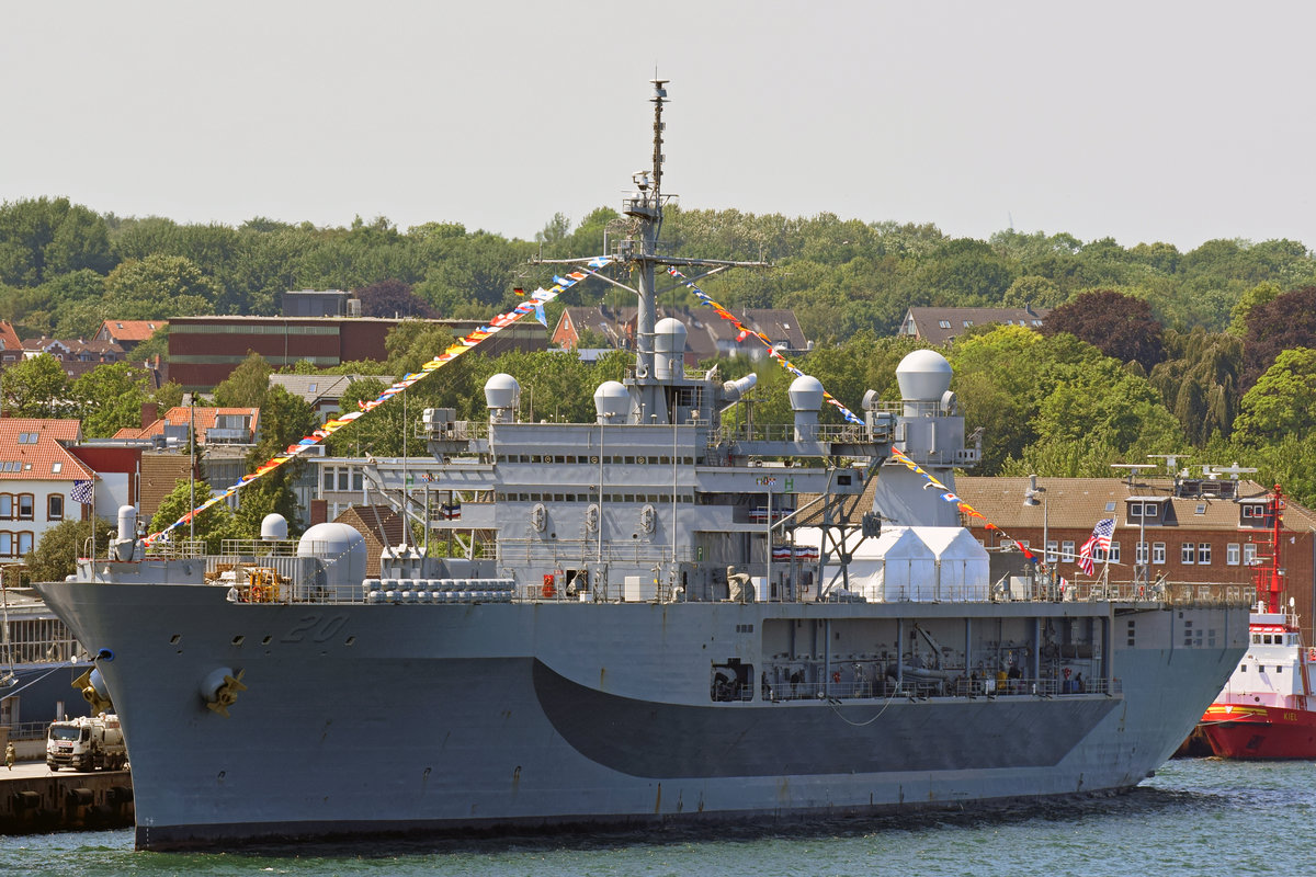 Im Kieler Tirpitzhafen hat das Flaggschiff der 6. US-Flotte festgemacht. Die „Mount Whitney“ ist das größte Kriegsschiff der US-Marine in Europa. Aufnahme vom 23.06.2019.
Das 189 Meter lange und rund 20000 Tonnen verdrängende Kommando-Schiff ist eine von zwei schwimmenden Kommandozentralen der US Marine.